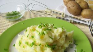 Introduire des aliments complémentaires avec des pommes de terre dans l'alimentation des enfants