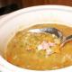 鶏肉と野菜のソテー入りエンドウ豆のスープ