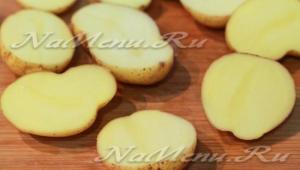 Πατάτες ψημένες με τυρί στο φούρνο μικροκυμάτων