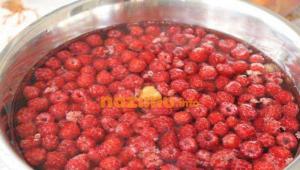 Resep foto langkah demi langkah untuk menyiapkan raspberry untuk musim dingin dalam jus mereka sendiri dengan gula tanpa dimasak