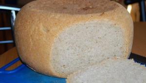 Si të piqni bukë të shijshme shtëpiake me maja dhe pa maja