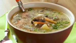 Supë me kërpudha të thata - aroma e verës në tryezën tuaj