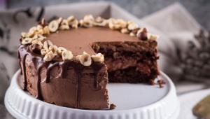 Шоколадный торт с вишней и сметанным кремом, рецепт с фото