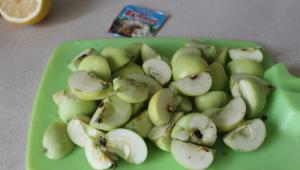 Φρέσκια κομπόστα μήλου σε μια κατσαρόλα