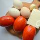 Tomat lezat diisi dengan keju lembut Tomat diisi dengan telur dan bawang putih