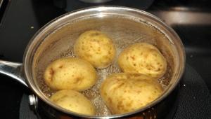 Comment et combien de temps faire bouillir les pommes de terre dans leur veste Vous pouvez également cuire les pommes de terre dans leur veste