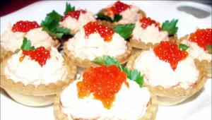 Tartelettes au caviar rouge Tartelettes aux bâtonnets de crabe et caviar rouge