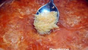 İştah açıcı ve sağlıklı bir yemek: Domates püresi çorbası ve çeşitli çeşitleri için klasik bir tarif