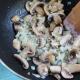 Casserole dengan jamur dan daging cincang