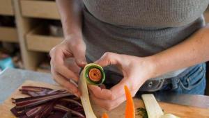 Как нарезать морковь кружочками, кубиками и треугольниками