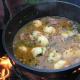 大釜で豚の火でシュルパのスープを作る