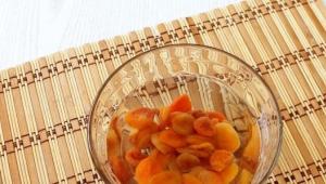 Kompot aprikot kering dan plum untuk sembelit pada bayi dan ibu menyusui Cara memasak kolak plum dan kismis