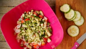 Bagaimana cara membuat salad kepiting dengan jagung?