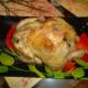 مرغ به طور کامل در فویل در کوره پخته شده است